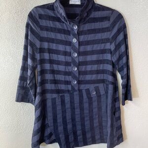 Terra SJ Apparel Two Tones Blue Striped Button Front Top Size Small Collar Stays